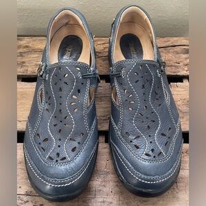 Earth Women’s Woodland Navy Loafer. Size 8B